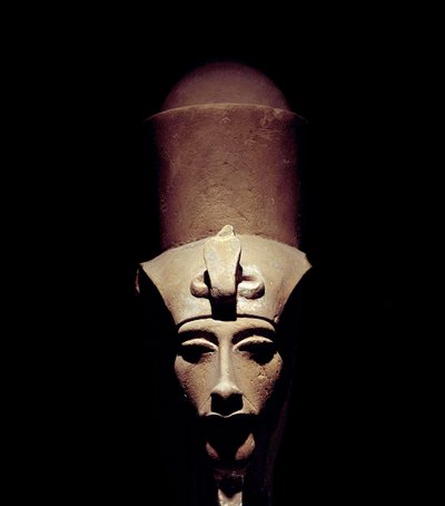 Ägyptische Antiquität: Statue von Amenhotep IV mit der Doppelkrone. Detail der Skulptur. Aus dem Tempel des Amun-Ra in Theben. Luxor-Museum, Ägypten von Egyptian 18th Dynasty