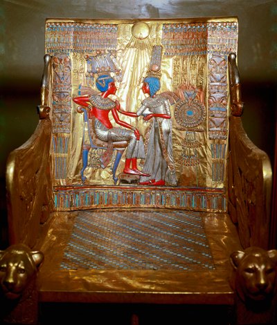 Ägyptische Antiquität: Ein Thron aus vergoldetem Holz, bemalt von Tutanchamun, Teil des Schatzes des Pharaos. Darstellung der Königin Ankhesenpaaton, die ihrem Bruder und Ehemann Tutanchamun die Schulter mit Öl massiert von Egyptian 18th Dynasty