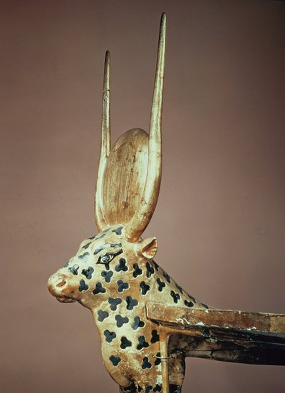 Bestattungsbett in Form der heiligen Kuh, aus dem Grab von Tutanchamun (ca. 1370-52 v. Chr.) Neues Reich (vergoldetes und verputztes Holz) von Egyptian 18th Dynasty