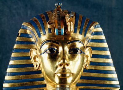 Totenmaske von Tutanchamun, getriebenes Gold, Keramik und Halbedelsteine, aus dem Grab des Pharaos, Theben, Ägypten, Detail, Goldschmiedekunst, Ägyptische Zivilisation, Neues Reich, Dynastie XVIII von Egyptian 18th Dynasty