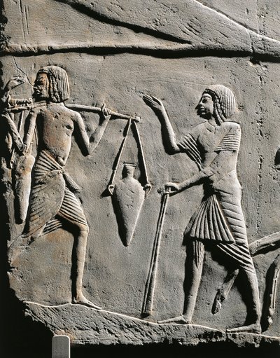 Leben in einem Militärlager: Wasserträger erhält Befehle von einem Offizier, Relief aus dem Grab von Horemheb in Saqqara (Detail) von Egyptian 18th Dynasty