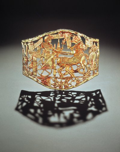 Durchbrochene Plakette oder Schnalle, die die triumphale Rückkehr des Königs mit Gefangenen zeigt, aus dem Grab von Tutanchamun, Neues Reich von Egyptian 18th Dynasty