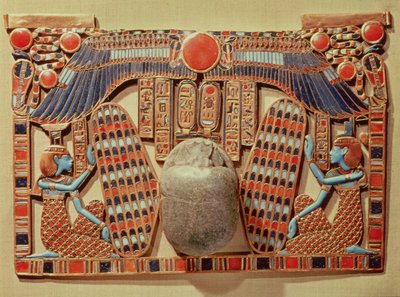 Pektorale, dekoriert mit dem geflügelten Skarabäus, geschützt von Isis und Nephthys, aus dem Grab von Tutanchamun (ca. 1370-52 v. Chr.) Neues Reich (Gold-Cloisonné und Glaspaste) von Egyptian 18th Dynasty