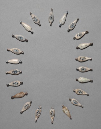 Blütenförmige Perlen, ca. 1391-1353 v. Chr. von Egyptian 18th Dynasty