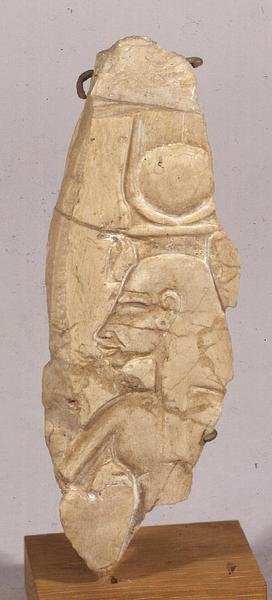 Relieffragment, das Nofretete darstellt, aus Tell el-Amarna, Neues Reich (Kalkstein) von Egyptian 18th Dynasty