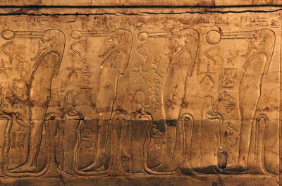 Relief auf vergoldetem Holzkasten, Schatzkammer von Tutanchamun von Egyptian 18th Dynasty