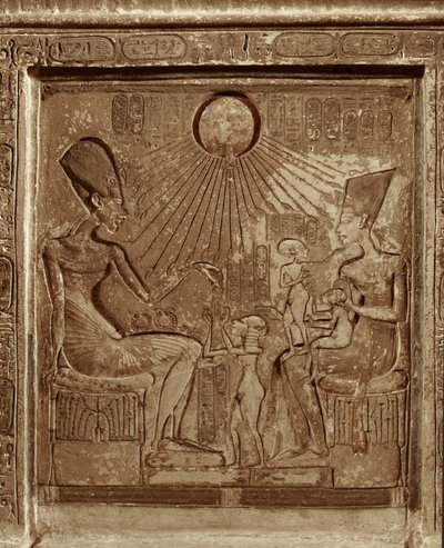 Das Familienleben des Pharaos Amenophis IV. Echnaton, Königin Nofretete und 3 Töchter beten zur Sonne (Relief) von Egyptian 18th Dynasty