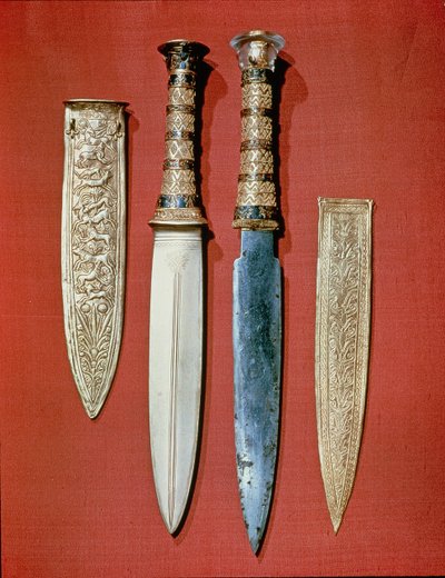 Die zwei Dolche des Königs, aus dem Grab von Tutanchamun (ca. 1370-52 v. Chr.) Neues Reich (Gold und Eisen) von Egyptian 18th Dynasty