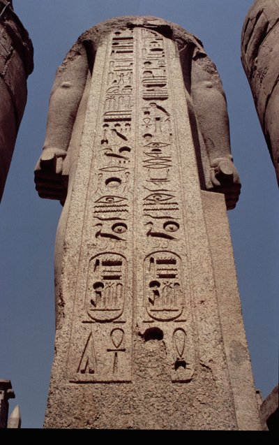 Säule mit Waffen, die das Kartusche von Ramses II. (1298-32 v. Chr.) darstellen, Neues Reich, ca. 1297-1185 v. Chr. von Egyptian 19th Dynasty