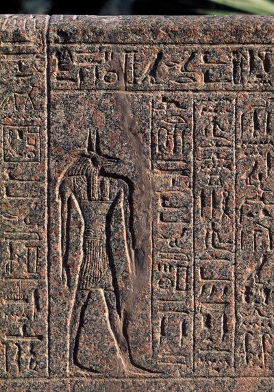 Darstellung von Anubis, Detail der Inschrift und des Reliefs von Anubis und einem anderen Gott, Amenhoteps Sarkophag, Memphis (Unesco-Welterbeliste) von Egyptian 19th Dynasty