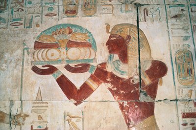 Ägypten, Abydos, Tempel des Pharao Sethos I., Osiris-Kapelle, bemaltes Relief, das einen Opferträger darstellt von Egyptian 19th Dynasty