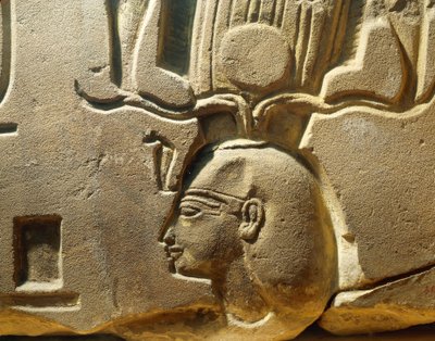 Ägypten, Luxor, Antikes Theben, Assasif-Tal, Fragment eines Reliefs, das Ramses II. und Kartuschen darstellt von Egyptian 19th Dynasty