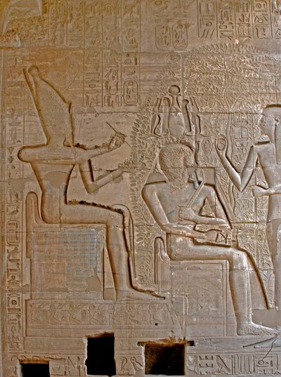 Ägyptische Antiquitäten: Detail der Reliefs, die Ramses II gekrönt und von der Göttin Seschat gesegnet darstellen, Totentempel, der dem Pharao Ramses II gewidmet ist von Egyptian 19th Dynasty