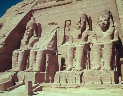 Vier kolossale Figuren des Königs, aus dem Tempel von Ramses II., Neues Reich, um 1279-1213 v. Chr. von Egyptian 19th Dynasty