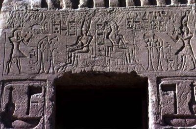 Sturz über der Eingangstür des Tempels der Königin Nefertari, Neues Reich, ca. 1250 v. Chr. von Egyptian 19th Dynasty