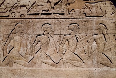 Gefangene, die die Siege des Pharao Ramses II. darstellen, Basrelief am Eingang des großen Tempels von Ramses II., Ägypten, Abu Simbel von Egyptian 19th Dynasty
