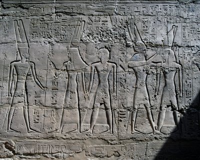 Szenen von Opfergaben an Götter, Relief, Innenwände der Großen Hypostylhalle, Karnak-Tempelkomplex (UNESCO-Welterbeliste) von Egyptian 19th Dynasty