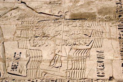 Ägyptische Antiquität: Detail der Reliefs des ersten Pylons, die die Gefangennahme von Kämpfern der Seevölker, Feinde von Ramses III, darstellen. Totentempel von Ramses III (1187-1156 v. Chr.). Luxor, Medinet Habou, Ägypten von Egyptian 20th Dynasty