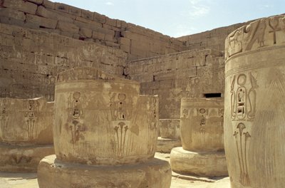 Überreste von Säulen in der Hypostylhalle des Totentempels von Ramses III. (ca. 1184-1153 v. Chr.) Neues Reich von Egyptian 20th Dynasty