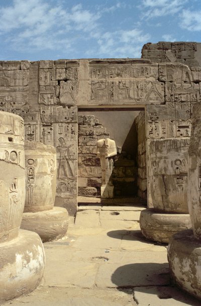 Statue von Ramses in einer Kapelle, die von der Hypostylhalle des Totentempels von Ramses III. (ca. 1184-1153 v. Chr.) Neues Reich führt von Egyptian 20th Dynasty