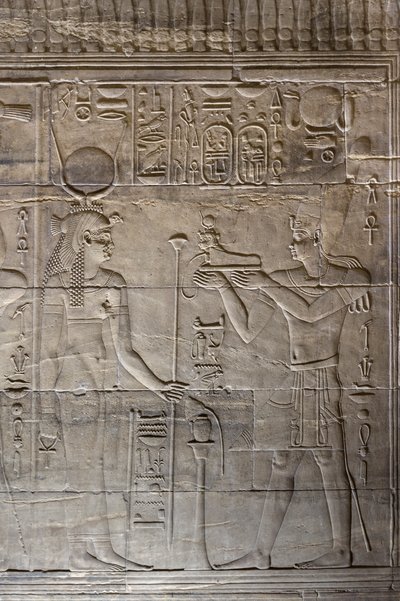 Reliefs im inneren Heiligtum, Philae-Tempel, Assuan, Ägypten von Egyptian 30th Dynasty