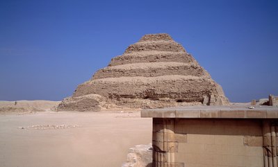 Ägyptische Antike: Blick auf die Pyramide von Sakkarah. Bau von Imhotep für König Djeser (um 2700 v. Chr.) (3. Dynastie) Saqqarah, Ägypten von Egyptian 3rd Dynasty