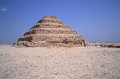 Ägyptische Antike: Ansicht der Pyramide von Sakkara. Bau von Imhotep für König Djoser (um 2700 v. Chr.) (3. Dynastie) Saqqara, Ägypten von Egyptian 3rd Dynasty