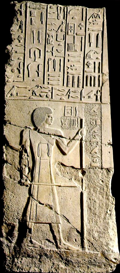 Tafel, Aa-akhti, Hieroglyphen und eine Figur, späte 3. Dynastie von Egyptian 3rd Dynasty