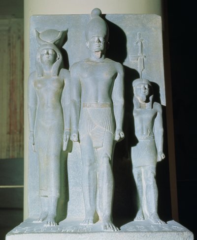 Triade von Menkaure (Mykerinos) mit der Göttin Hathor und einer der Nomosgöttinnen, aus dem Taltempel der Pyramide von Menkaure in Gizeh, Altes Reich, ca. 2529 v. Chr. (Schiefer) von Egyptian 4th Dynasty