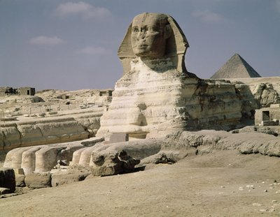 Blick von Nordosten auf die Sphinx, aus der Regierungszeit von König Chephren, Altes Reich, 2600-2500 v. Chr. von Egyptian 4th Dynasty