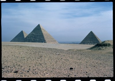 Blick auf die Pyramiden von Cheops, Chephren und Mykerinos, Altes Reich von Egyptian 4th Dynasty