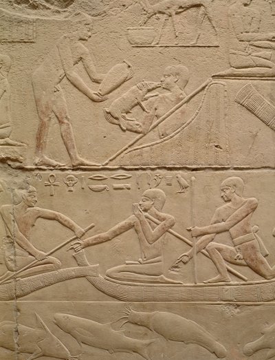 Relief, das einen Mann zeigt, der ein neugeborenes Ferkel pflegt, und Männer in Papyrusbooten, aus dem Mastaba von Kagemni, Altes Reich von Egyptian 6th Dynasty