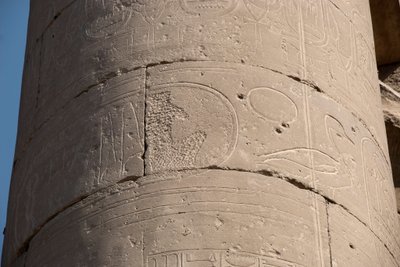 Ägyptische Antike: Detail einer Säule mit gelöschtem Kartuschen wegen der „damnatio memoriae“, Löschung der Kartuschen einiger Pharaonen, die von ihren Nachfolgern als ketzerisch angesehen wurden, Tempel von Luxor. Ostufer (Theben), Ägypten von Egyptian Egyptian