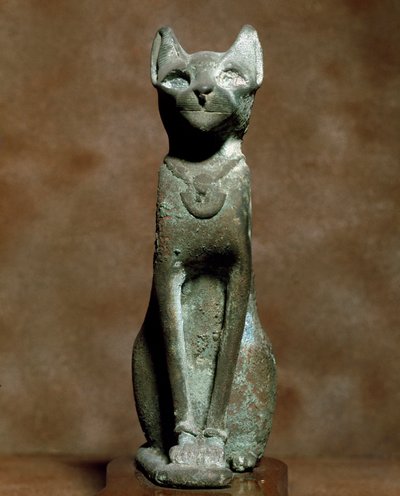 Ägyptische Antiquität: Die Göttin Bastet als Katze. Bronzeskulptur. Turin, Ägyptisches Museum von Egyptian Egyptian