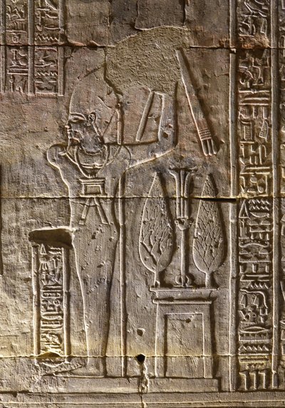 Der Pharao und seine Attribute, Tempel von Horus in Edfu von Egyptian Egyptian