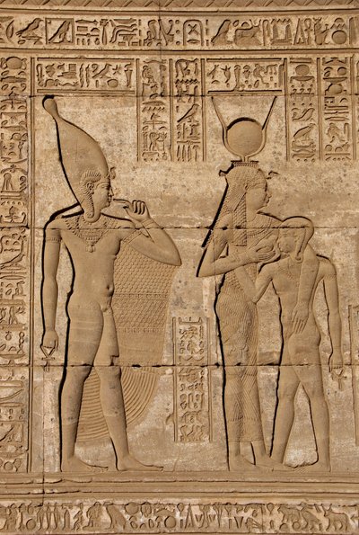 Ägyptische Antike: Römischer Mammisi, der die Geburt von Ihy, Sohn der Hathor, feiert - Detail von Reliefs und Hieroglyphen: die Göttin Isis - Hathor stillt ihren Sohn Ihi und hinter ihr ein weiteres Bild von Ihi mit einem Finger im Mund, das anzeigt, dass von Egyptian Ptolemaic Period