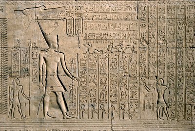 Ägyptische Antike: äußeres Relief mit Hieroglyphen. Hathor-Tempel, Dendera, Ägypten von Egyptian Ptolemaic Period