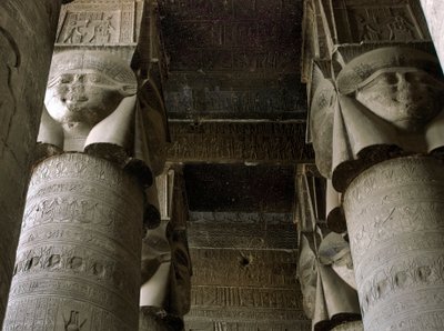 Ägyptische Antike: Teilansicht des Hypostylraums mit Säulen, die die Göttin Hathor darstellen. Tempel der Hathor, Denderah, Ägypten von Egyptian Ptolemaic Period