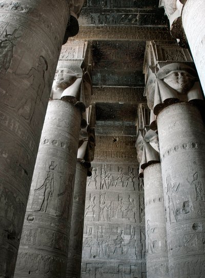 Ägyptische Antike: Teilansicht des Hypostylraums mit Säulen, die mit der Darstellung der Göttin Hathor dekoriert sind. Tempel von Hathor, Denderah, Ägypten von Egyptian Ptolemaic Period