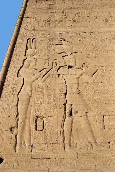 Ägyptische Antiquität: Relief von der Rückwand des Tempels der Göttin Hathor, Darstellung von Kleopatra und Caesarion, Denderah, Ägypten von Egyptian Ptolemaic Period