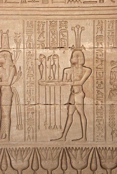 Ägyptische Antike: Darstellung eines Mannes, der der Göttin Opfergaben als Hommage bringt, Hathor-Tempel, Denderah, Ägypten von Egyptian Ptolemaic Period