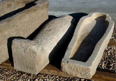 Ägyptische Antike: Sarkophag im Hof des Hathor-Tempels, Dendera (Denderah), Ägypten von Egyptian Ptolemaic Period