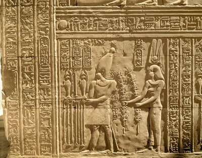 Relief, das Ptolemaios VIII. Euergetes II. (Physkon) und Kleopatra III. zeigt, die den Göttern Opfer darbringen von Egyptian Ptolemaic Period