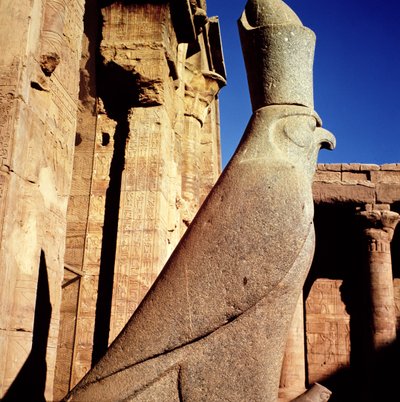 Statue des Horus, im Hof der Opfergaben des Tempels von Horus von Egyptian Ptolemaic Period