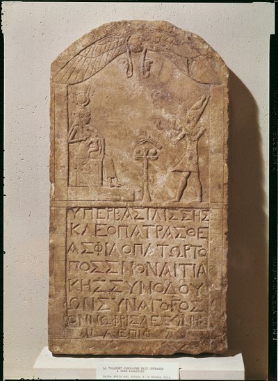 Stele, gewidmet Isis, darstellend Kleopatra VII. (69-30 v. Chr.), die ein Opfer an Isis bringt, die ihren Sohn Horus stillt, 51 v. Chr. von Egyptian Ptolemaic Period