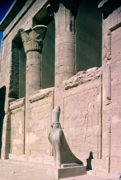 Ansicht der Sandsteinfassade des Tempels von Horus von Egyptian Ptolemaic Period