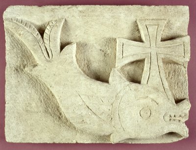 Relief eines Delfins, der ein Kreuz trägt (Kalkstein) von Egyptian School