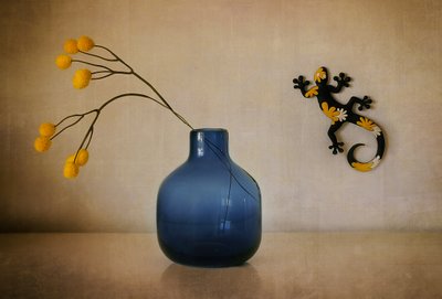 Blaue Vase Gelber Zweig von Elena Arjona