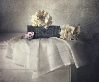 Elegantes Blumenstillleben von Elena Arjona