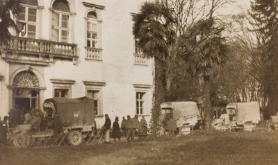 Album des Ersten Weltkriegs in Friaul-Julisch Venetien: Ankunft des Krankenwagens mit den Verwundeten in Villa Brazzà, Heimat von 17 des Kriegskrankenhauses in Soleschiano Manzano, 25/11/1915 von Elena Bianconcini